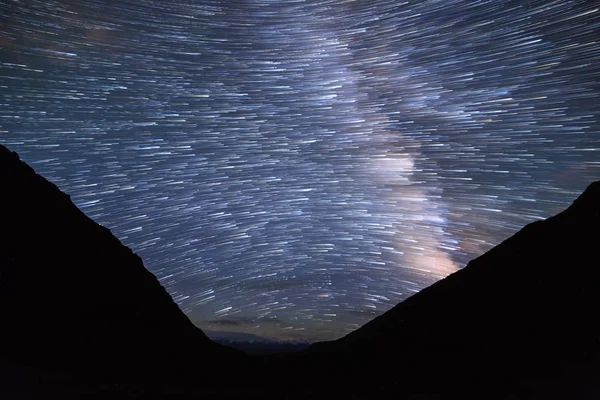 Traces from stars in the form of fading lines. View in the mount — Stock Photo, Image