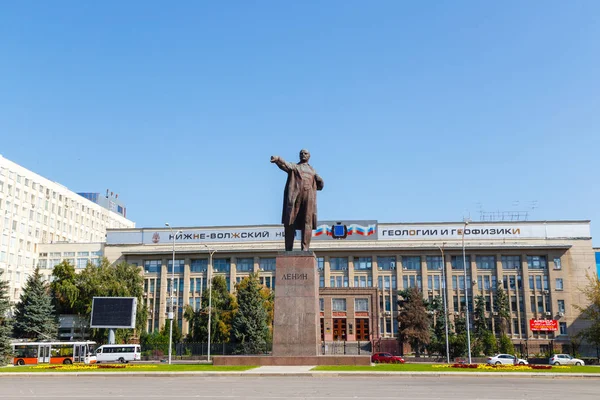 Rusya, Saratov - 27 Ağustos 2017: Lenin Anıtı yüklemek — Stok fotoğraf