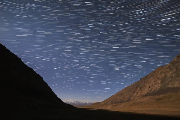 Traces of stars in the form of lines. View in the mountains. Kyr — Stock Photo, Image