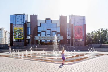 Rusya, Saratov - 27 Ağustos 2017: Neşeli çocuk f çalış