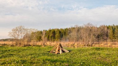Bir şenlik ateşi Nehri yakınında alanındaki