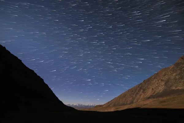 Vestígios de estrelas na forma de linhas desbotadas. Vista na montagem — Fotografia de Stock