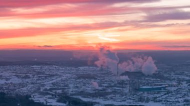 Günbatımı sanayi kenti üzerinde. Bacalardan duman. Revda, Ekaterinburg, Rusya Federasyonu. Zaman atlamalı. Video