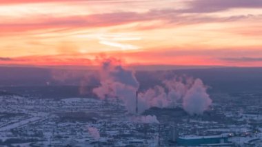 Günbatımı sanayi kenti üzerinde. Bacalardan duman. Revda, Ekaterinburg, Rusya Federasyonu. Zaman atlamalı. Video