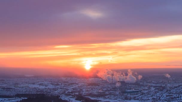 Puesta Sol Sobre Ciudad Industrial Humo Las Chimeneas Revda Ekaterinburg — Vídeos de Stock