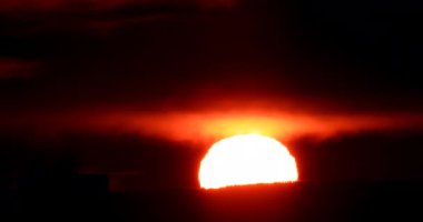 Sunrise portre. Gerçek zamanlı. Ekaterinburg, Rusya Federasyonu. Video. Flip UltraHD