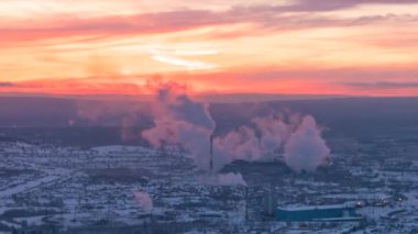 Günbatımı sanayi kenti üzerinde. Bacalardan duman. Revda, Ekaterinburg, Rusya Federasyonu. Zaman atlamalı. Video