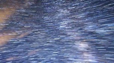 Yıldız şeklinde çizgiler üzerinden izler. Ay yükselişi. Plato Kara-Say, Kırgızistan. Zaman atlamalı. Video