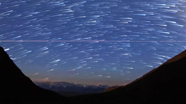 エバネッ セント光の跡の形で星からのトレース ムーン上昇 高原カラと言う キルギスタン 時間の経過 ビデオ — ストック動画