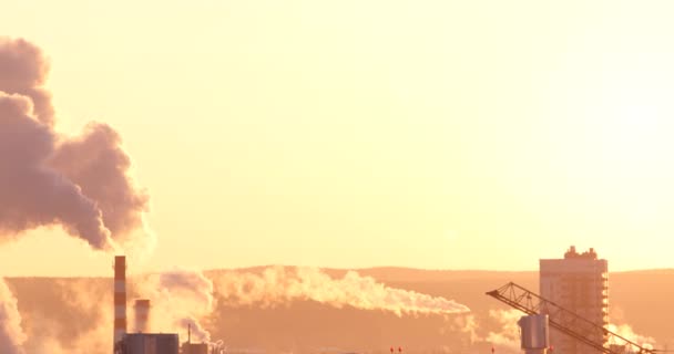 Białego Dymu Pary Pochodzących Kominów Wcześnie Rano Podświetlenie Teleobiektyw Panorama — Wideo stockowe