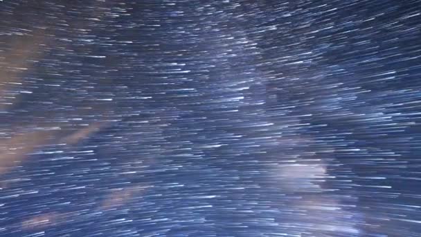 エバネッ セント光の跡の形で星からのトレース ムーン上昇 高原カラと言う キルギスタン 時間の経過 ビデオ — ストック動画