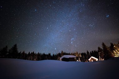 Yıldızlı kış gökyüzü arka plan küçük ev
