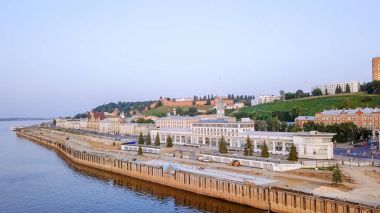 Rusya, Nizhny Novgorod - 21 Ağustos 2017: Nehir terminal Nijniy Novgorod, gün batımı sırasında. Kamerayı yukarı doğru çıkışı ile Kremlin ve Nijniy Novgorod Panoraması tırmanmak 