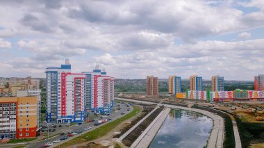 Yeni su kanal kıyısında evler. Saransk, Rusya Federasyonu 