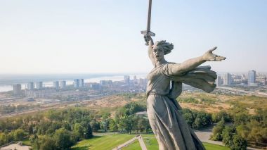 Vatan aramalar heykel! -kompozisyon Merkezi anıt-Ensemble Heroes of Stalingrad Savaşı Mamayev Kurgan olarak için. Sabah erkenden. Volgograd, Rusya Federasyonu 