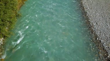 Uçuş Teberda Nehri Kafkasya dağlarında. Karaçay-Çerkes Cumhuriyeti, Rusya Federasyonu 