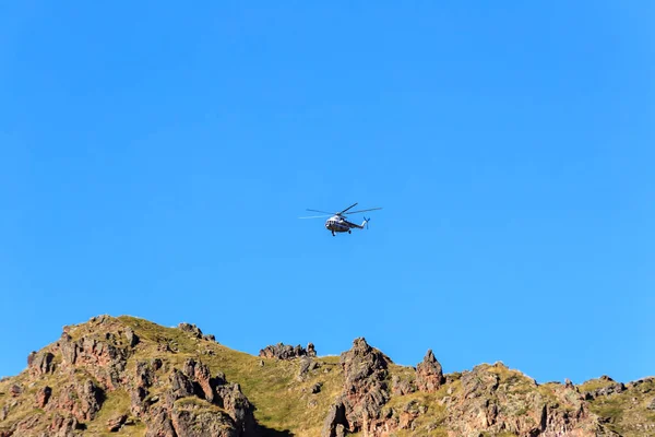 Helikopter over rotsen — Stockfoto