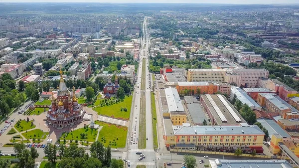 Catedral del Santo Arcángel Miguel. Izhevsk, Rusia. Panorama de la ciudad, vista de la calle Karl Marx —  Fotos de Stock