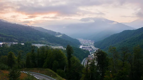 Puesta de sol en las montañas. Rosa Khutor, Sochi, Rusia — Foto de Stock