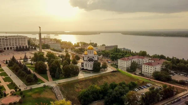 Russland, samara - 14. september 2017: blick auf den platz des ruhms. Denkmal der Herrlichkeit, der Tempel zu Ehren des heiligen großen Märtyrers Georgij des Siegers. Regierung der Samara-Region — Stockfoto