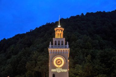 Soçi, Rusya - 1 Eylül 2017: Saat Kulesi Rosa Khutor SÜ