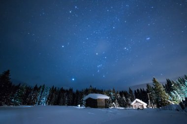 Yıldızlı kış gökyüzü arka plan küçük ev
