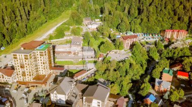 Rusya, Dombai - 10 Eylül 2017: Teleferik. Uçuş dağlarda. Dombayskaya Polyana, Karachaevo-Çerkez Cumhuriyeti, Kuzey Kafkasya. Rusya 