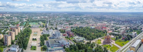 Merkezi kare ve kutsal Archangel Michael katedral manzarası. Izhevsk, Rusya Federasyonu 