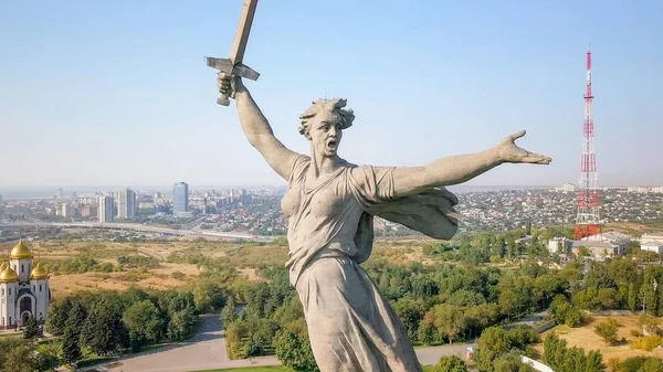 Sculptuur van het moederland oproepen! -compositorische centrum van monument-ensemble aan de helden van de slag om Stalingrad op Mamajev Koergan. Vroeg in de ochtend. Volgograd, Rusland — Stockfoto