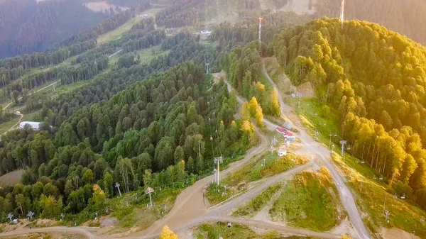 Plateau Rosa Khutor, budynki, stoki i wyciągi krzesełkowe. Widok z lotu ptaka o zachodzie słońca — Zdjęcie stockowe