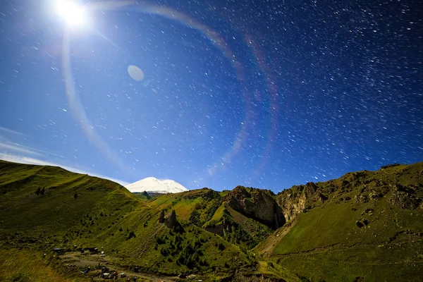 Lune au-dessus du mont Elbrus. Paysage nocturne. La Russie. Lignes de décoloration fr — Photo