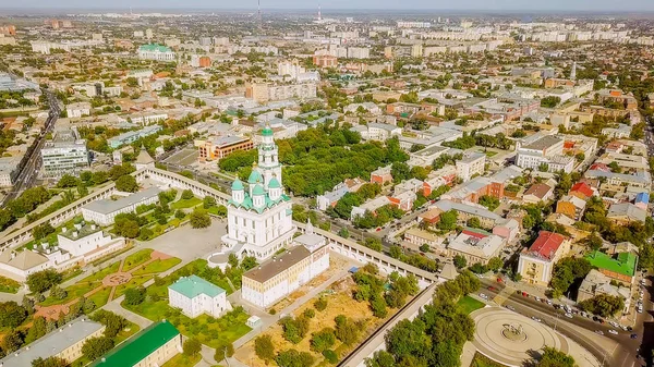 Rusland, Astrachan - 12 September 2017: Luchtfoto van het Kremlin van Astrachan, historische en architecturale complex — Stockfoto