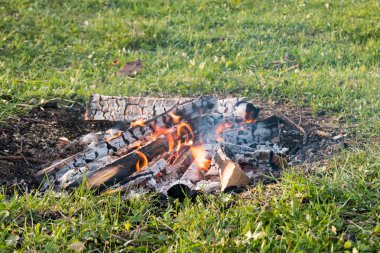 Alan ayarı su ışığında ateşin ortasına