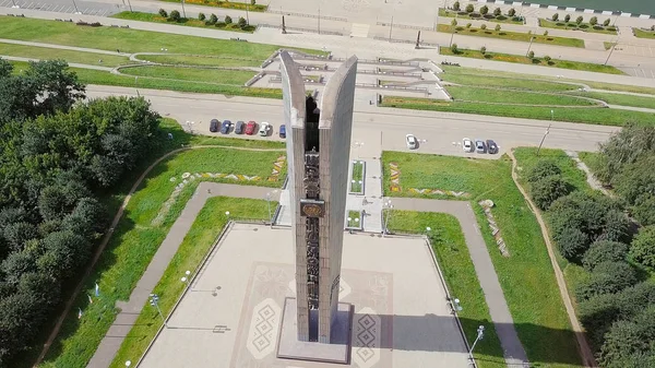 ロシア (人々 の友情) と永遠にロシア、イジェフスク - 2017 年 8 月 18 日: 記念碑。堤防。ロシア イジェフスク — ストック写真