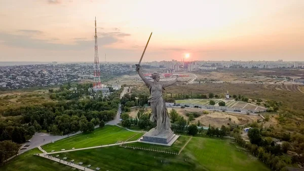 À luz do pôr-do-sol. Escultura que a Pátria chama! - o centro composicional do monumento-conjunto aos Heróis da Batalha de Estalinegrado no Mamayev Kurgan! Volgograd, Rússia — Fotografia de Stock