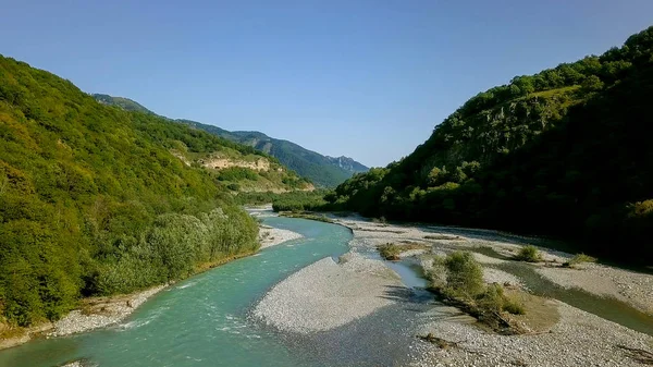 Flyg över floden Teberda i Kaukasus bergen. Karachay-Cherkess republiken, Ryssland — Stockfoto