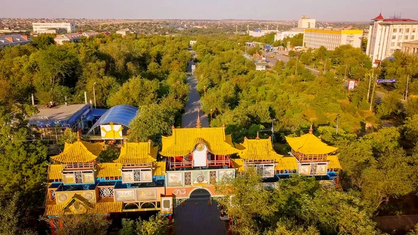 Rusya, Elista, Kalmıkya - 12 Eylül 2017: Golden Gate Elista, Kalmıkya bulunan bir Budist mimari yapısı var. Rusya — Stok fotoğraf