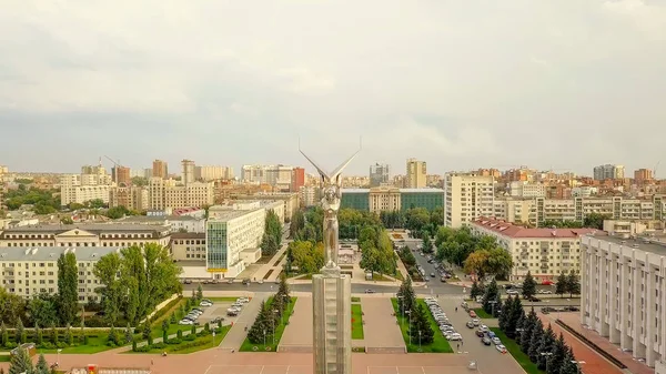 Russie, Samara - 14 septembre 2017 : Vue panoramique de la place de la gloire. Monument de Gloire, Gouvernement de la Région de Samara — Photo