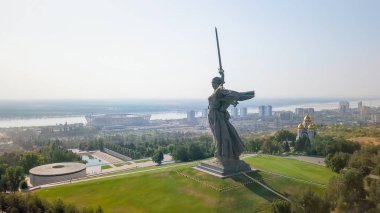 Vatan aramalar heykel! -kompozisyon Merkezi anıt-Ensemble Heroes of Stalingrad Savaşı Mamayev Kurgan olarak için. Sabah erkenden. Volgograd, Rusya Federasyonu 