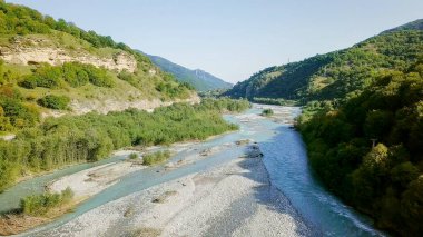 Kafkas Dağları Teberda nehirde. Başından beri askeri Suhum yol var. Karaçay-Çerkes Cumhuriyeti, Rusya Federasyonu 
