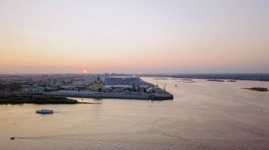 Rusya, Nizhny Novgorod - 21 Ağustos 2017: Gece manzara hava Nijniy Novgorod üzerinde. Nehirler, izdiham görünümünü Stadyumu 