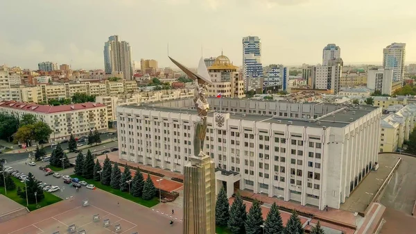 Rusia, Samara - 14 de septiembre de 2017: Vista panorámica de la plaza de la gloria. Monumento de la Gloria, Gobierno de la Región de Samara — Foto de Stock