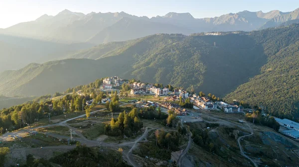 Rosa Khutor Yaylası, havadan görünümü. Rusya, Soçi, Krasnaya Polyan