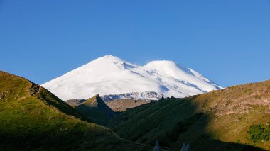 Şafakta Elbruz Dağı. Kafkas Dağları, Russi