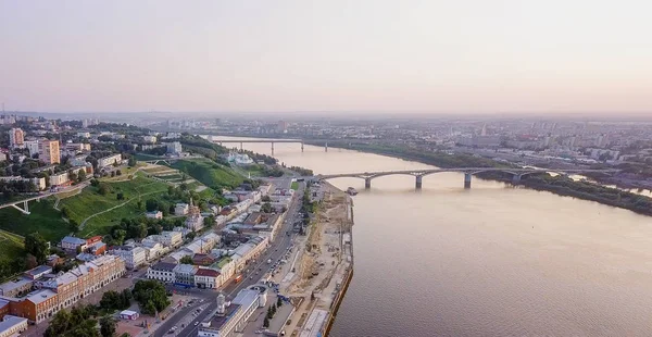 Vista aérea da ponte Kanavinsky através do rio Oka do lado do rio durante o pôr do sol. Nizhny Novgorod, Rússia — Fotografia de Stock