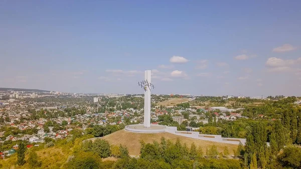 Guindastes de complexo comemorativo no Parque de Vitória na montanha de Sokolova em Saratov - um monumento a Saratovites que morreram na Grande guerra Patriótica de 1941-1945 — Fotografia de Stock