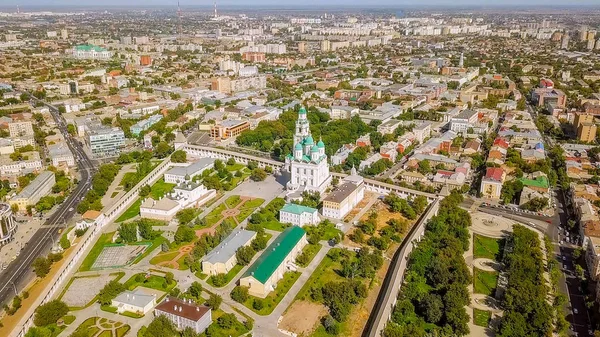 Rusia, Astracán - 12 de septiembre de 2017: Vista aérea del Kremlin de Astracán, complejo histórico y arquitectónico — Foto de Stock