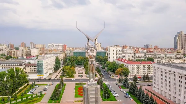 Rusia, Samara - 14 de septiembre de 2017: Vista panorámica de la plaza de la gloria. Monumento de la Gloria, Gobierno de la Región de Samara — Foto de Stock