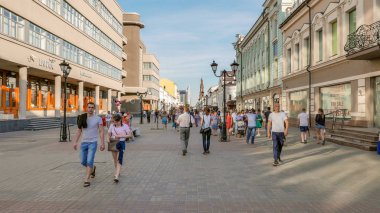 Rusya, Kazan - 19 Ağustos 2017: Yaz Kazan ana yaya cadde boyunca yürümek. Bauman Sokağı. Kazan, Rusya Federasyonu 