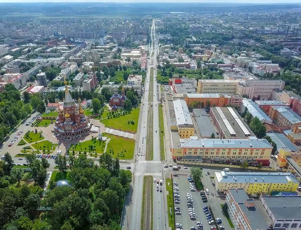 Kathedraal van de heilige aartsengel Michaël. Izjevsk, Rusland. Panorama van de stad, uitzicht op straat van Karl Marx — Stockfoto